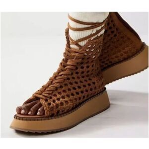 NWOB Free People Luca Lace Up Sandals Size 8 Color Tan $178 SOLD OUT "flaws"